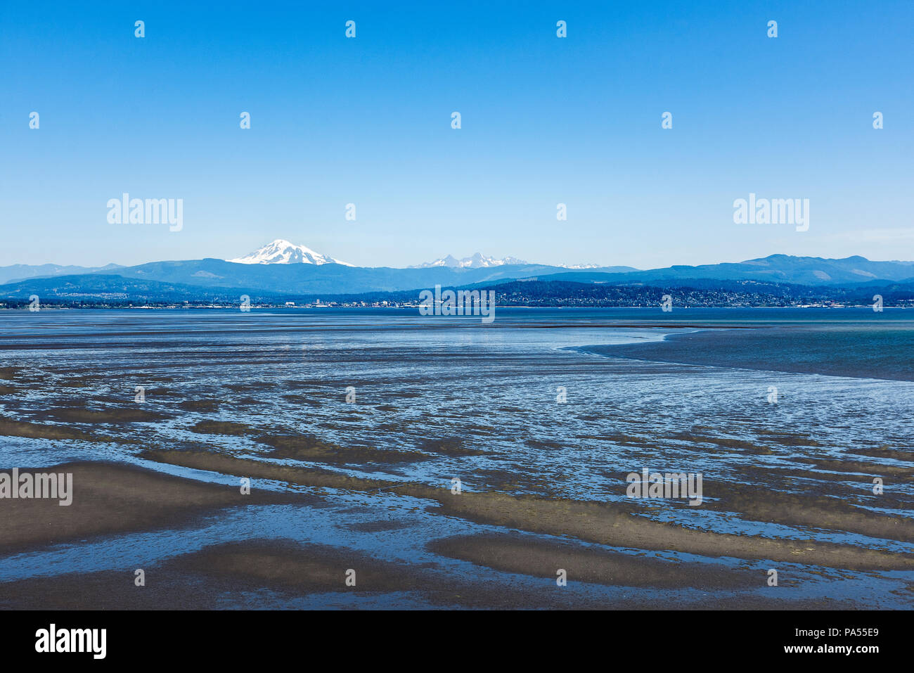 Mt. Baker und die 'Schwestern' in Bellingham Bay, Bellingham, Washington, Pazifischer Nordwesten, USA. Stockfoto