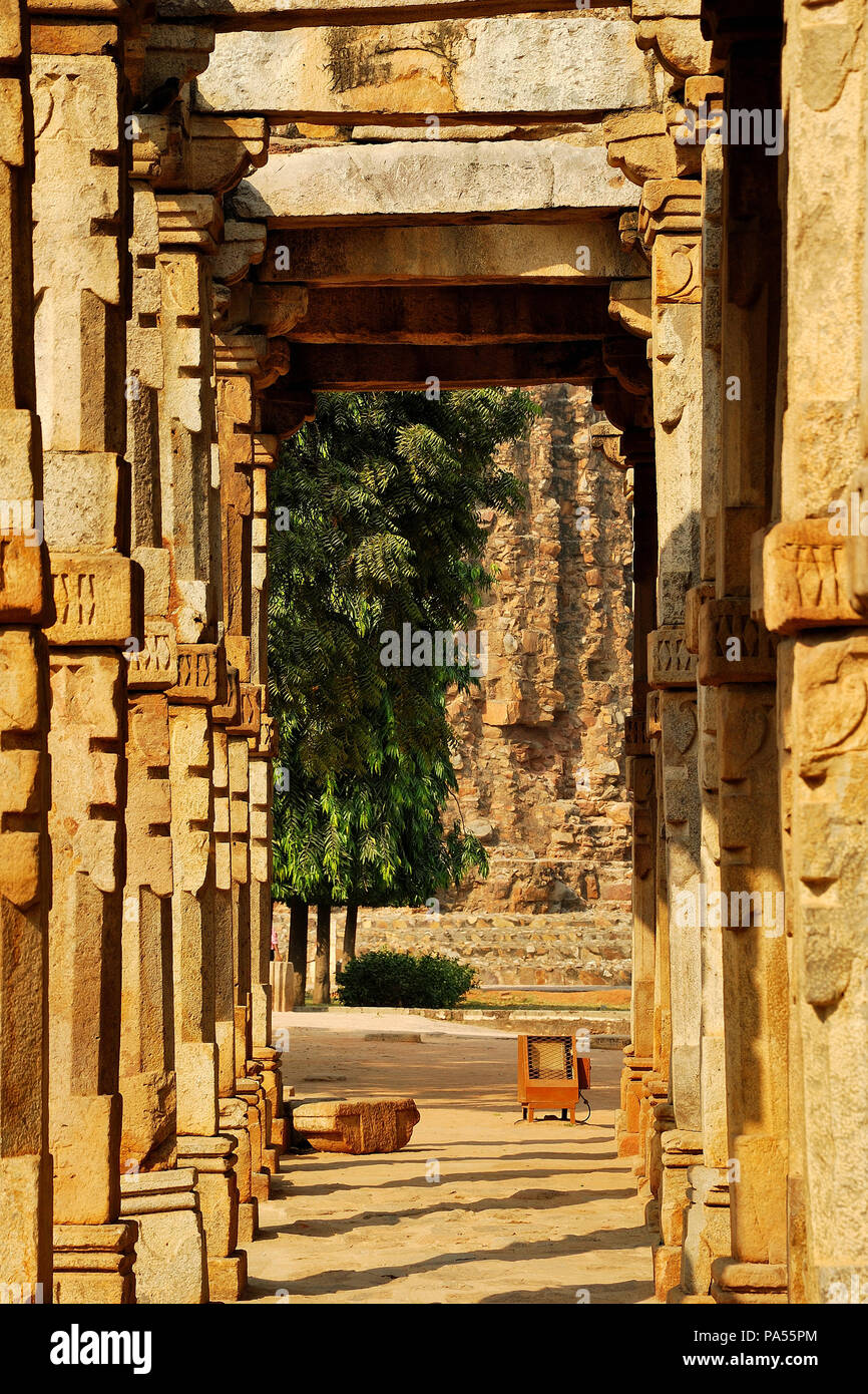 Geschnitzte Säulen, Qutub Minar Complex, Mehrauli, Neu Delhi, Indien Stockfoto