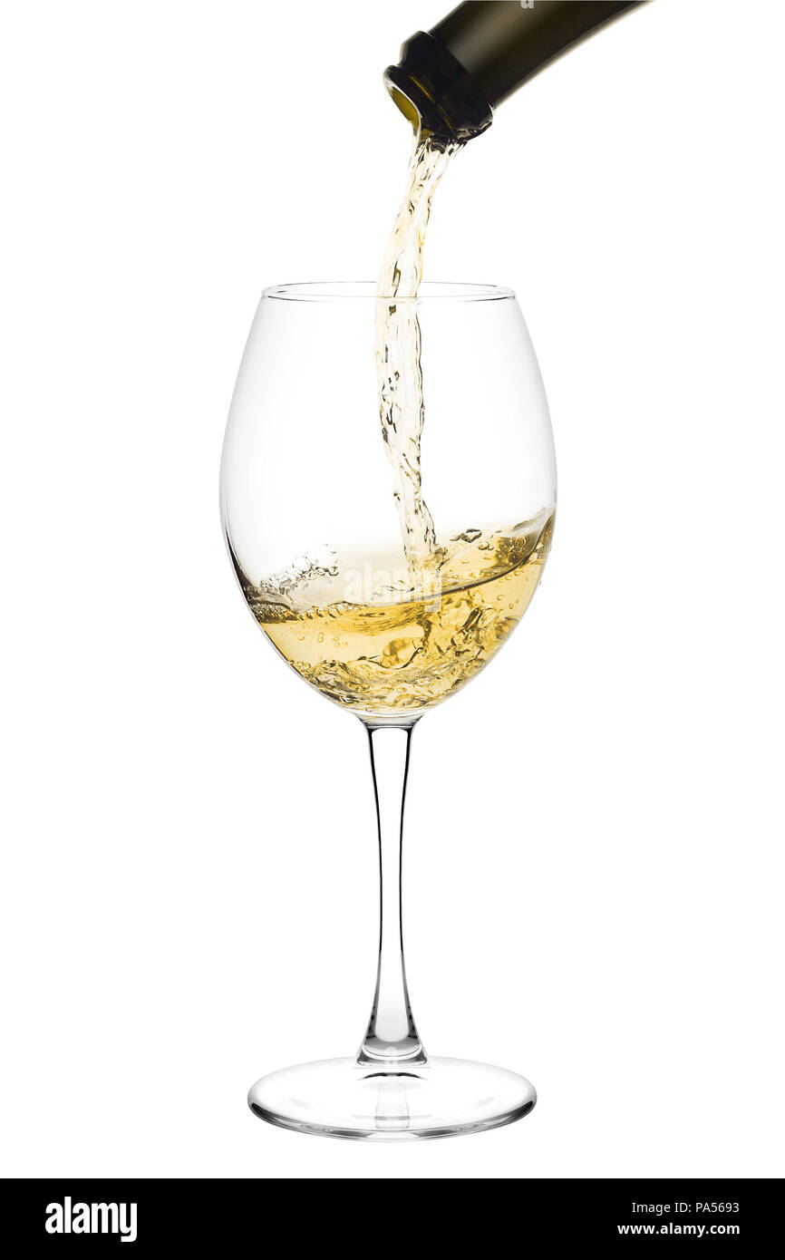 Weißwein gegossen aus Flasche in Glas Wein auf weißem backgro Stockfoto