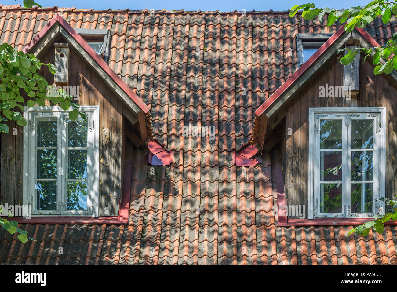 Mansarde Windows im alten Stil auf dem Dach in der mittelalterlichen Haus in der Altstadt von Tallinn. Stockfoto