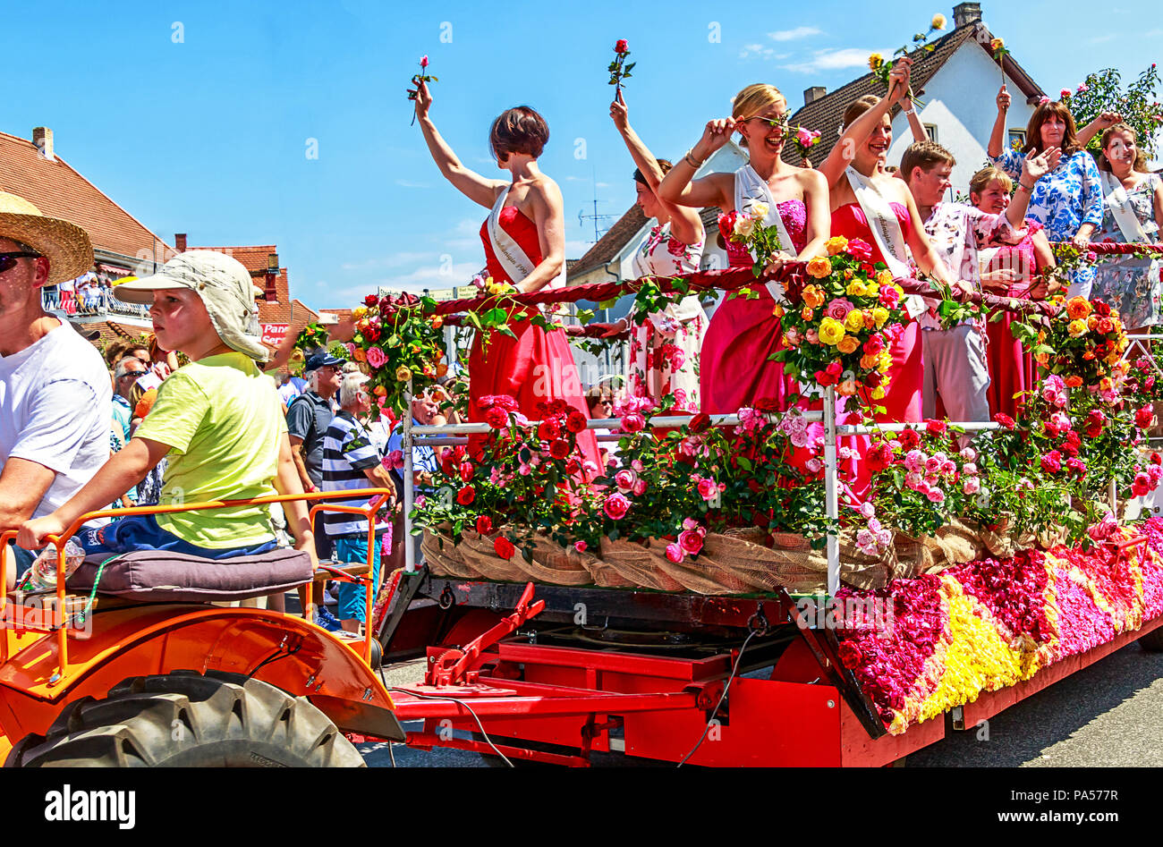 STEINFURTH, Deutschland - 15. JULI 2018: Traditionelle Rosenfest in Bad Nauheim Stadtteil Steinfurth, die älteste Rose Village in Deutschland. Stockfoto