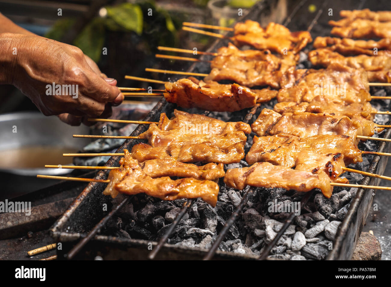 Lecker Holzkohle gegrilltem Schweinefleisch Spieß sticks sizzling auf ...