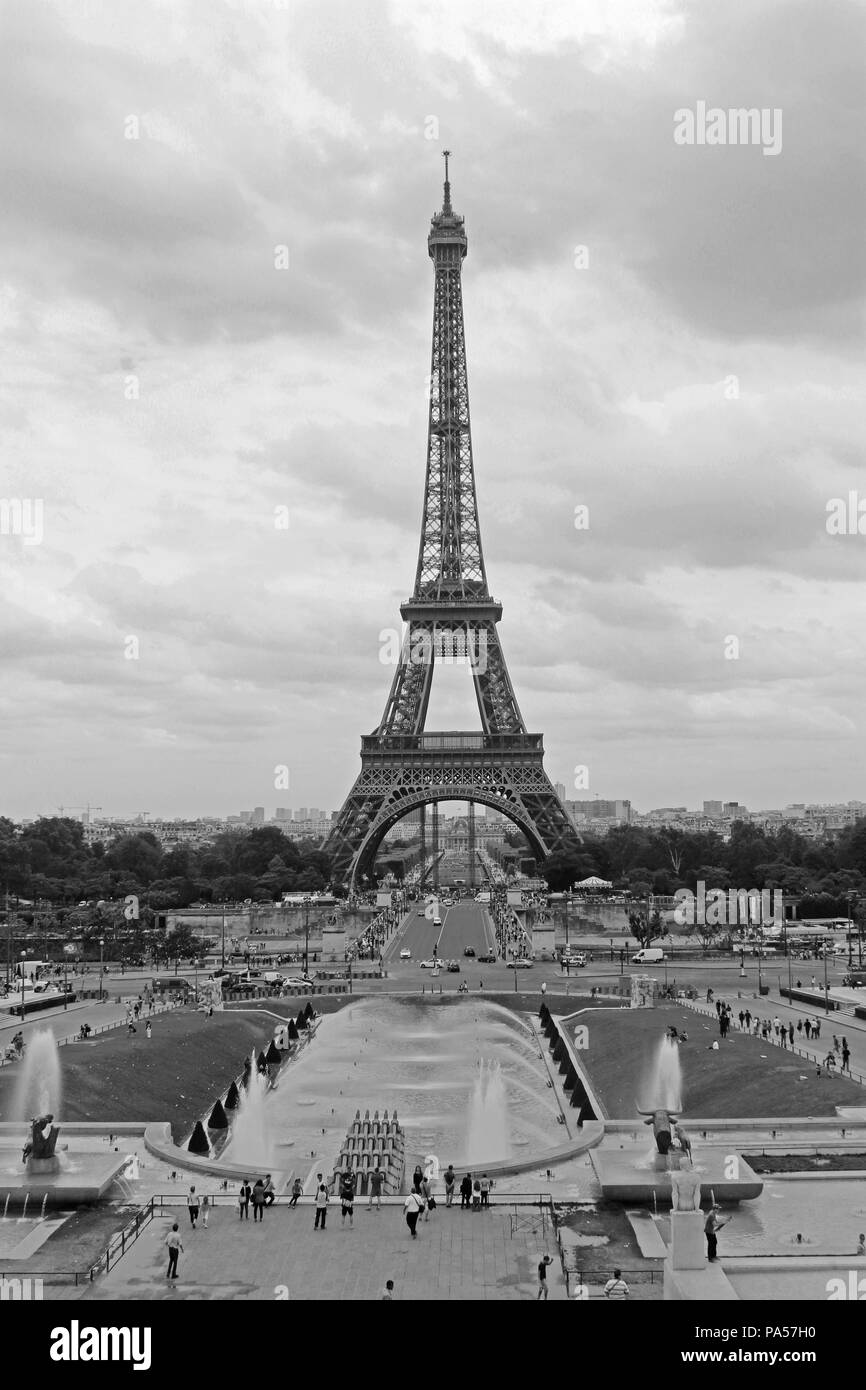 Schuss auf den Eiffelturm und die Brunnen von Warschau Stockfoto
