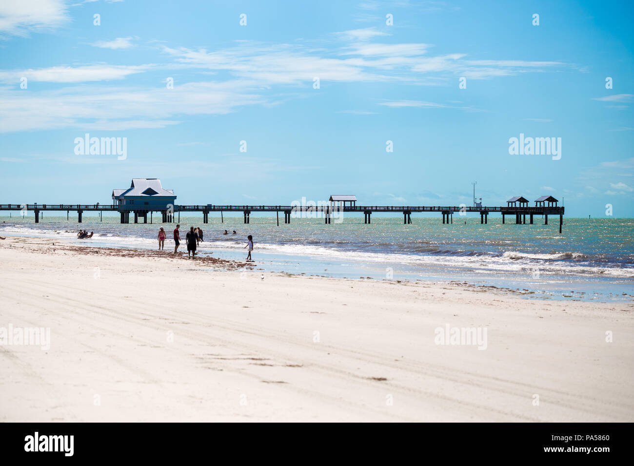 Pier von über Wasser, blauer Himmel, blaues Wasser, weißer Sand, Clearwater, Florida Stockfoto