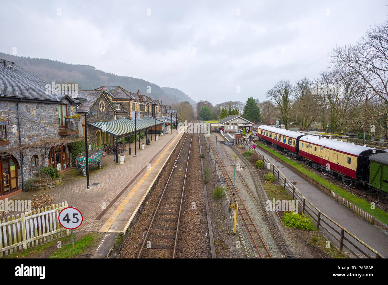 Betws-y-Coed Bahnhof, altmodisch-Station mit Wagen und Schiene in den Fernen walisische Landschaft Stockfoto
