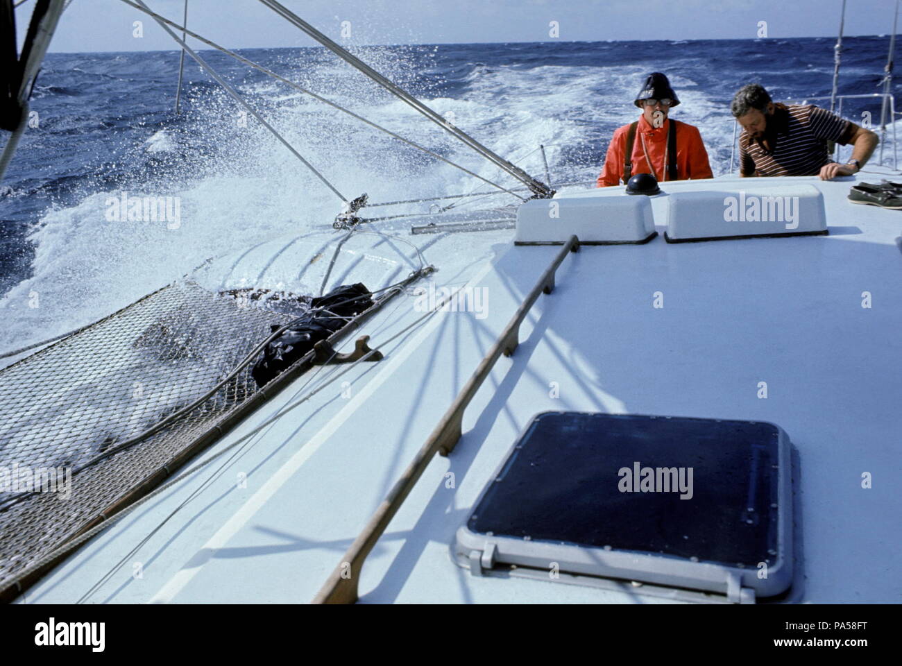AJAXNETPHOTO. 1975, NORTH ATLANTIC OCEAN. - Neue TRIMARAN GROSSBRITANNIEN III VERSUCHT WESTEN OSTEN SPEED RECORD - Windgeschwindigkeit 24 Knoten, Boot Geschwindigkeit, die mit der Uhr! Foto: AJAX NEWS & FEATURE SERVICE REF: 21207 2 2 48 Stockfoto