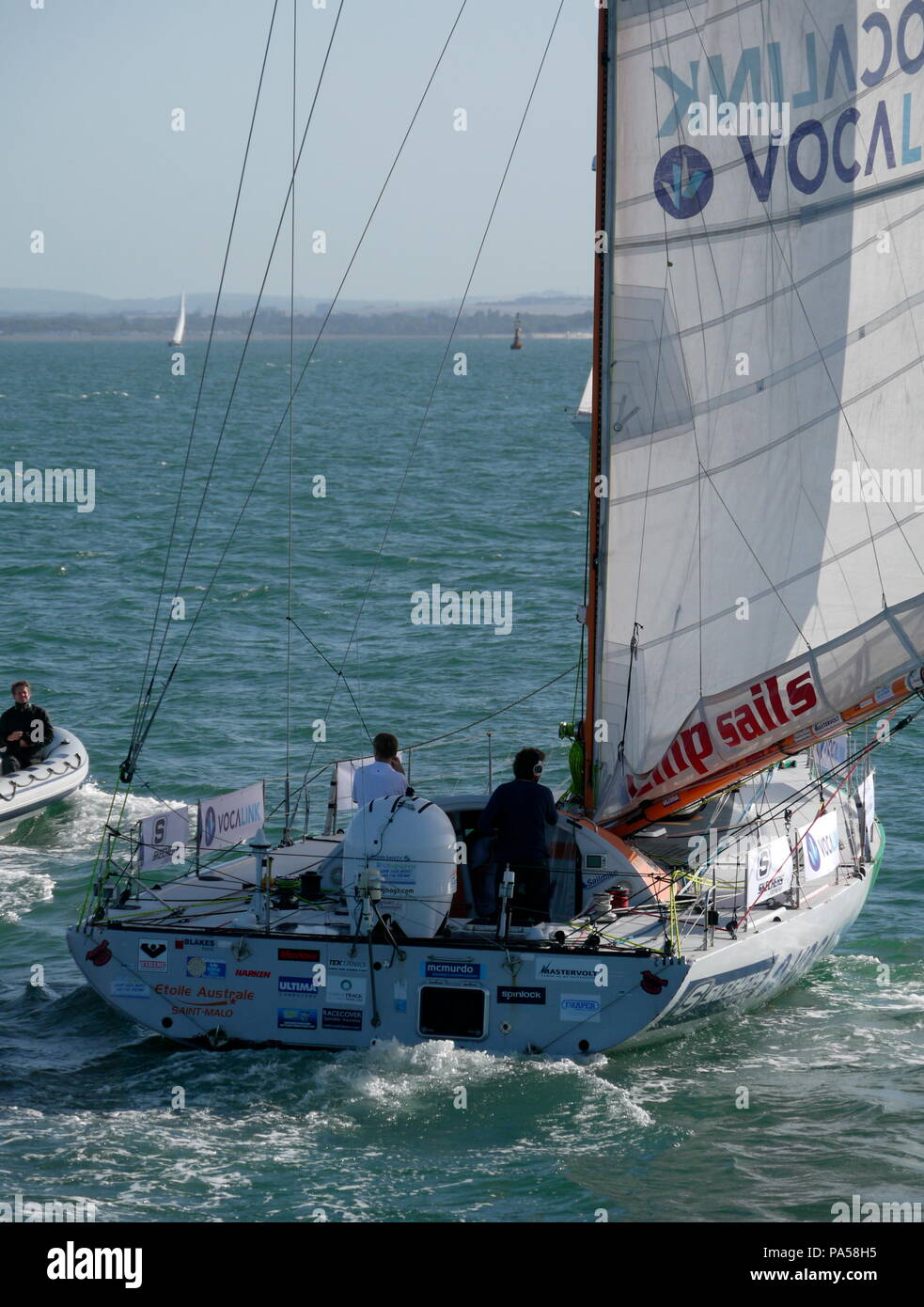 AJAXNETPHOTO. - 29. AUGUST 2009. PORTSMOUTH, England. - Jüngster WELTUMSEGLER - MIKE PERHAM, die 17-jährige britische Segler aus POTTERS BAR, KOMMT IN DEN SOLENT IN SEINEM 50 FUSS YACHT TOTALLYMONEY.COM NACH EINES DER WELTWEIT JÜNGSTE WELTUMSEGLER. MIKE HAT SEINE 30.000 Kilometer Reise, ÜBERSCHREITEN DER ZIELLINIE ZWISCHEN DEN LIZARD UND OUESSANT, IM ALTER VON 17 JAHREN und 164 Tagen, am 27. August. Foto: Jonathan Eastland/AJAX REF: GH 92908 51 Stockfoto