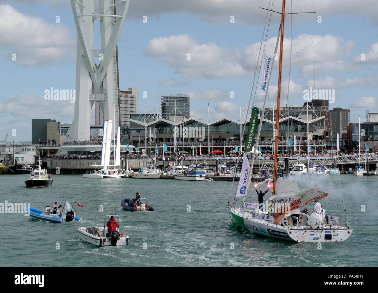 AJAXNETPHOTO. - 29. AUGUST 2009. PORTSMOUTH, England. - Jüngster WELTUMSEGLER - MIKE PERHAM, die 17-jährige britische Segler aus POTTERS BAR, kommt an GUNWHARF KAI IN SEINEM 50 FUSS YACHT TOTALLYMONEY.COM NACH EINES DER WELTWEIT JÜNGSTE WELTUMSEGLER. MIKE HAT SEINE 30.000 Kilometer Reise, ÜBERSCHREITEN DER ZIELLINIE ZWISCHEN DEN LIZARD UND OUESSANT, IM ALTER VON 17 JAHREN und 164 Tagen, am 27. August. Foto: Jonathan Eastland/AJAX REF: GH 92908 83 Stockfoto