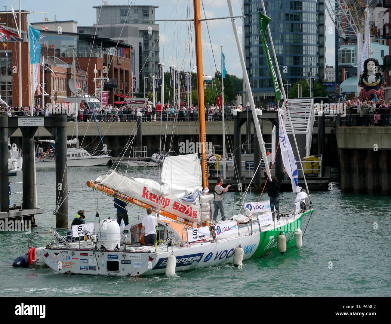 AJAXNETPHOTO. 29. AUGUST 2009. PORTSMOUTH, England. - Jüngster WELTUMSEGLER - MIKE PERHAM, die 17-jährige britische Segler aus POTTERS BAR, kommt an GUNWHARF KAI IN SEINEM 50 FUSS YACHT TOTALLYMONEY.COM NACH EINES DER WELTWEIT JÜNGSTE WELTUMSEGLER. MIKE HAT SEINE 30.000 Kilometer Reise, ÜBERSCHREITEN DER ZIELLINIE ZWISCHEN DEN LIZARD UND OUESSANT, IM ALTER VON 17 JAHREN und 164 Tagen, am 27. August. Foto: Jonathan Eastland/AJAX REF: GH 92908 94 Stockfoto