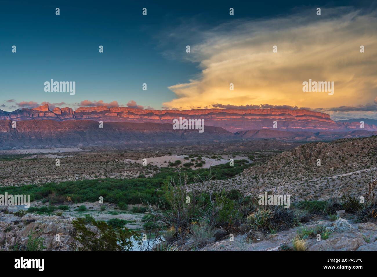 Sonnenuntergang an der Sierra del Carmen in Mexiko gesehen von Texas Seite des Rio Grande Stockfoto