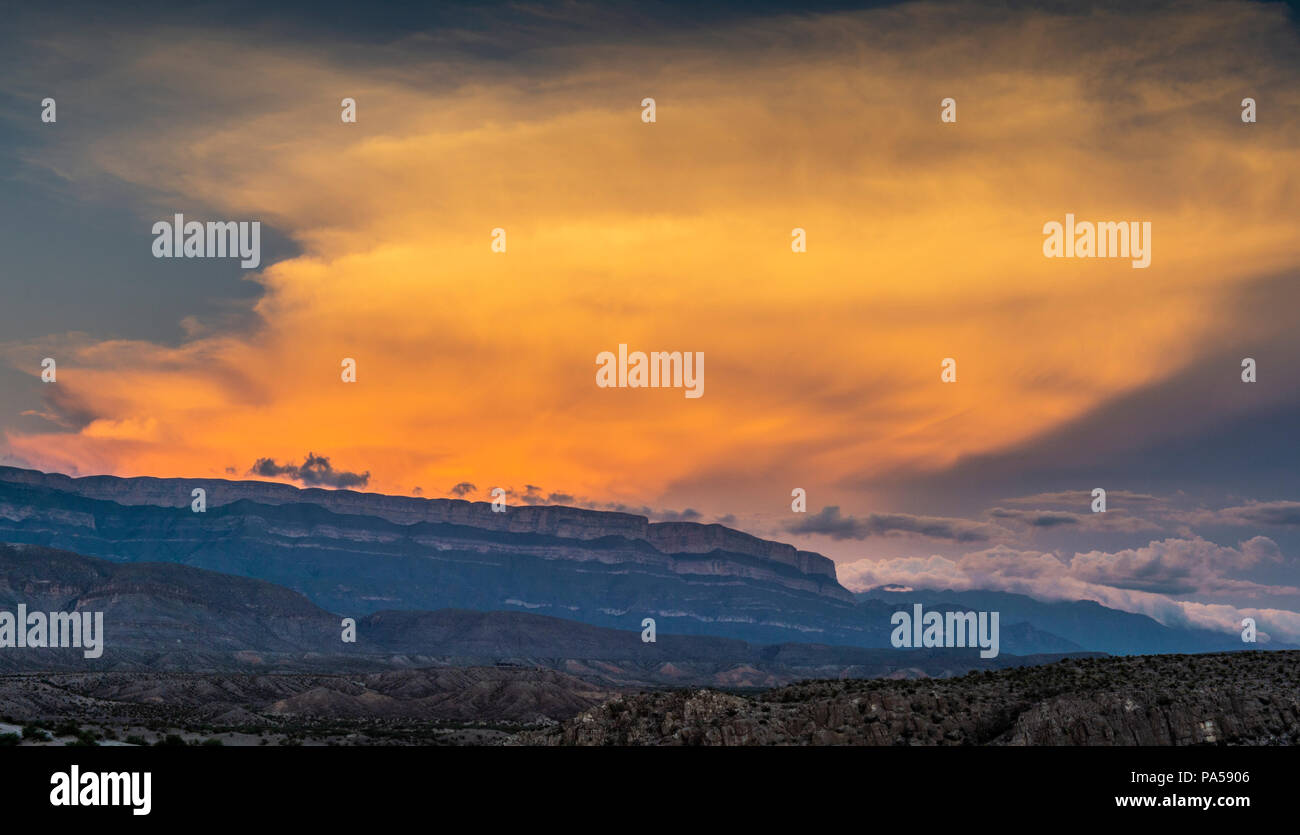 Sonnenuntergang an der Sierra del Carmen in Mexiko gesehen von Texas Seite des Rio Grande Stockfoto