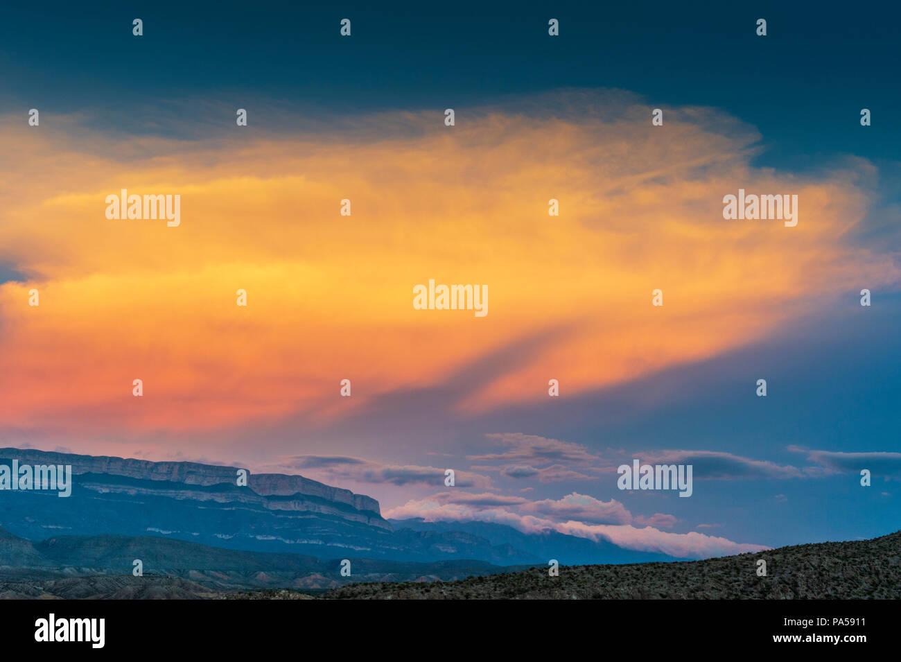 Sonnenuntergang an der Sierra del Carmen in Mexiko gesehen von Texas Seite des Rio Grande Stockfoto