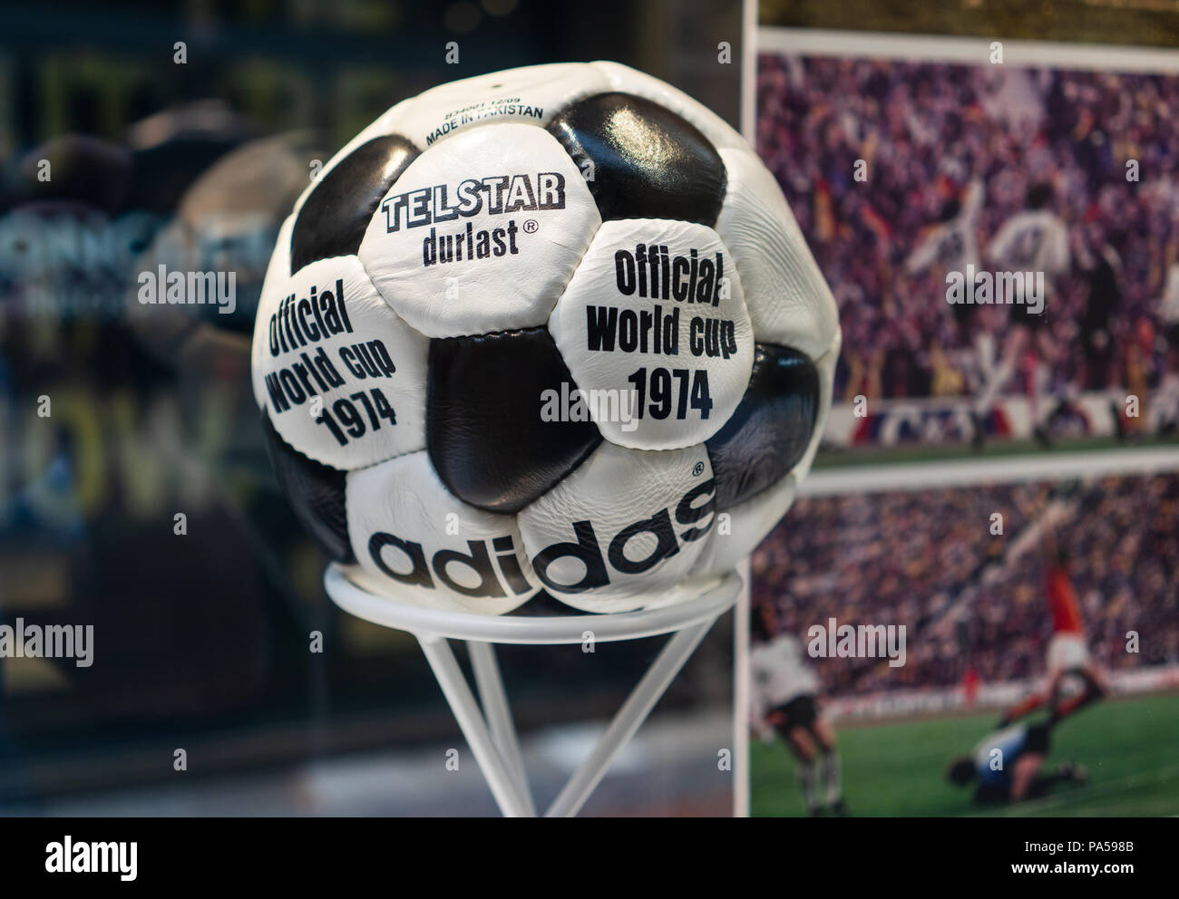 Juli 7, 2018, Moskau, Russland offiziellen Spielball der FIFA Fußball-Weltmeisterschaft 1974 in Deutschland Adidas Telstar durlast. Stockfoto