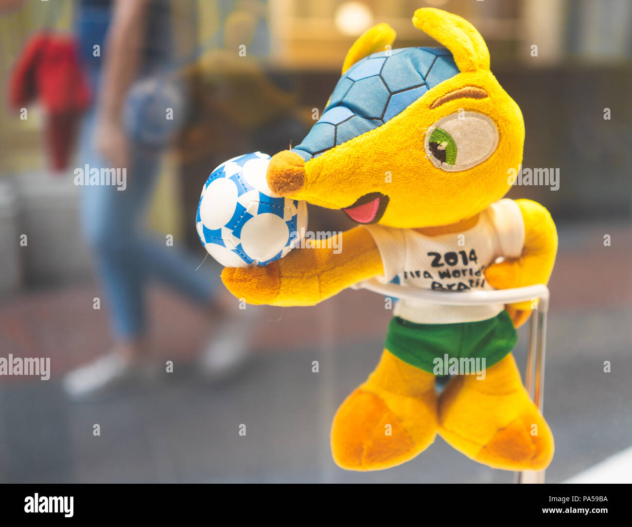 Juli 7, 2018, Moskau, Russland Offizielles Maskottchen der FIFA Fußball-Weltmeisterschaft 2014 in Brasilien Brasilianische drei Bändern armadillo Fuleco. Stockfoto