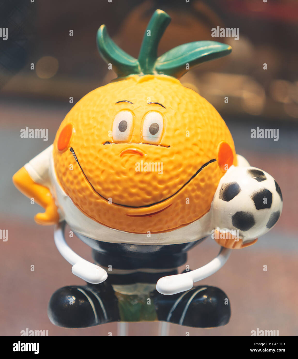 Juli 7, 2018, Moskau, Russland Offizielles Maskottchen der FIFA Fußball-Weltmeisterschaft 1982 in Spanien eine orange Naranjito. Stockfoto