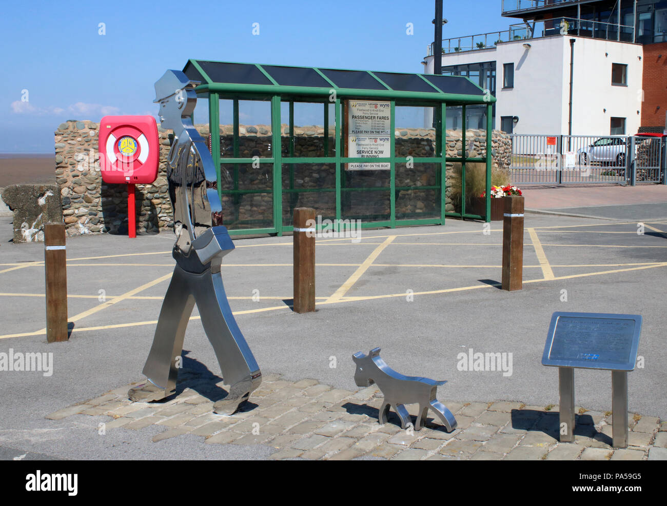 Edelstahl Skulptur, in der Nähe der Fähre Helling, der ein Streichholz  Mensch und Hund zu gedenken. L S Lowry's links mit Knott End-on-Sea,  Lancashire, UK Stockfotografie - Alamy