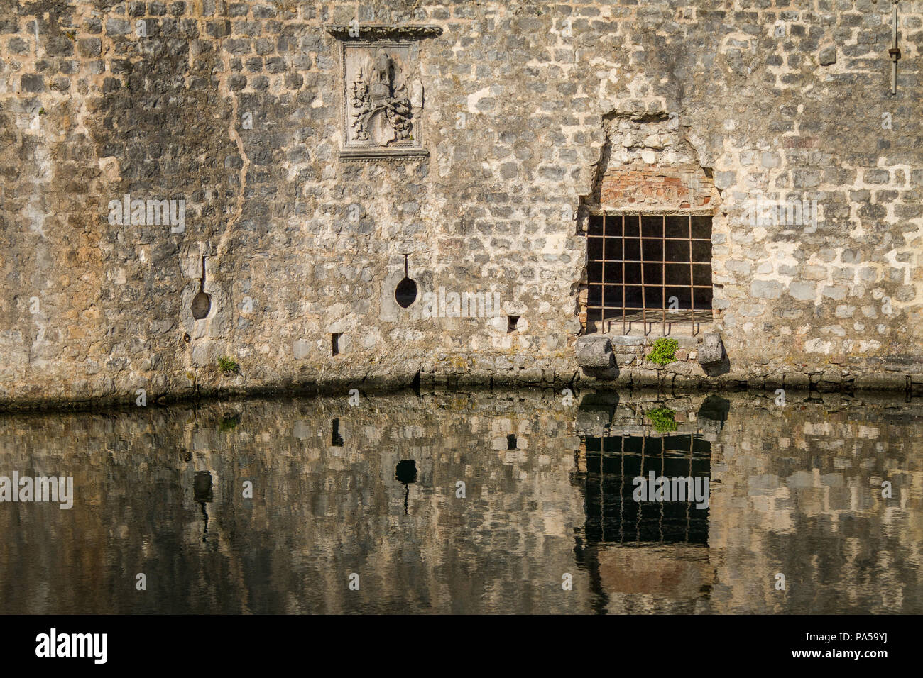 Die Reflexion Gitter in der Wand, Kotor, Montenegro Stockfoto