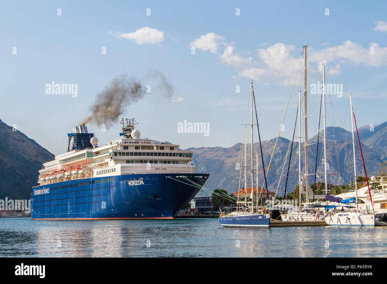 Kreuzfahrtschiff im Hafen von Kotor, Montenegro Stockfoto