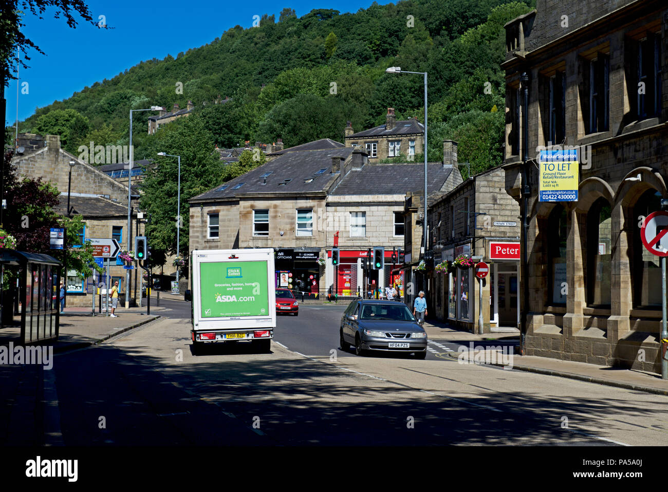 ASDA Lieferwagen auf New Road (A646), Hebden Bridge, Calderdale, West Yorkshire, England Stockfoto