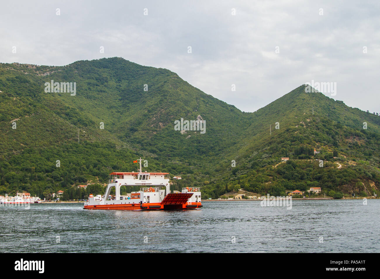 Montenegro, die Fähre über die Bucht vor dem Hintergrund der Berge Stockfoto