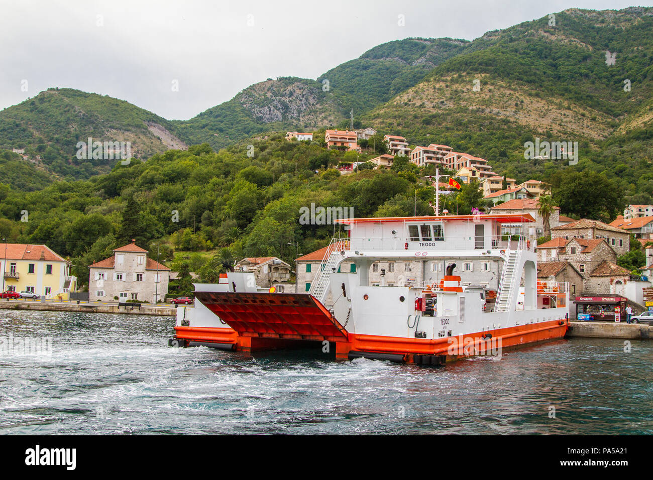 Die Fähre über die Bucht, Montenegro Stockfoto