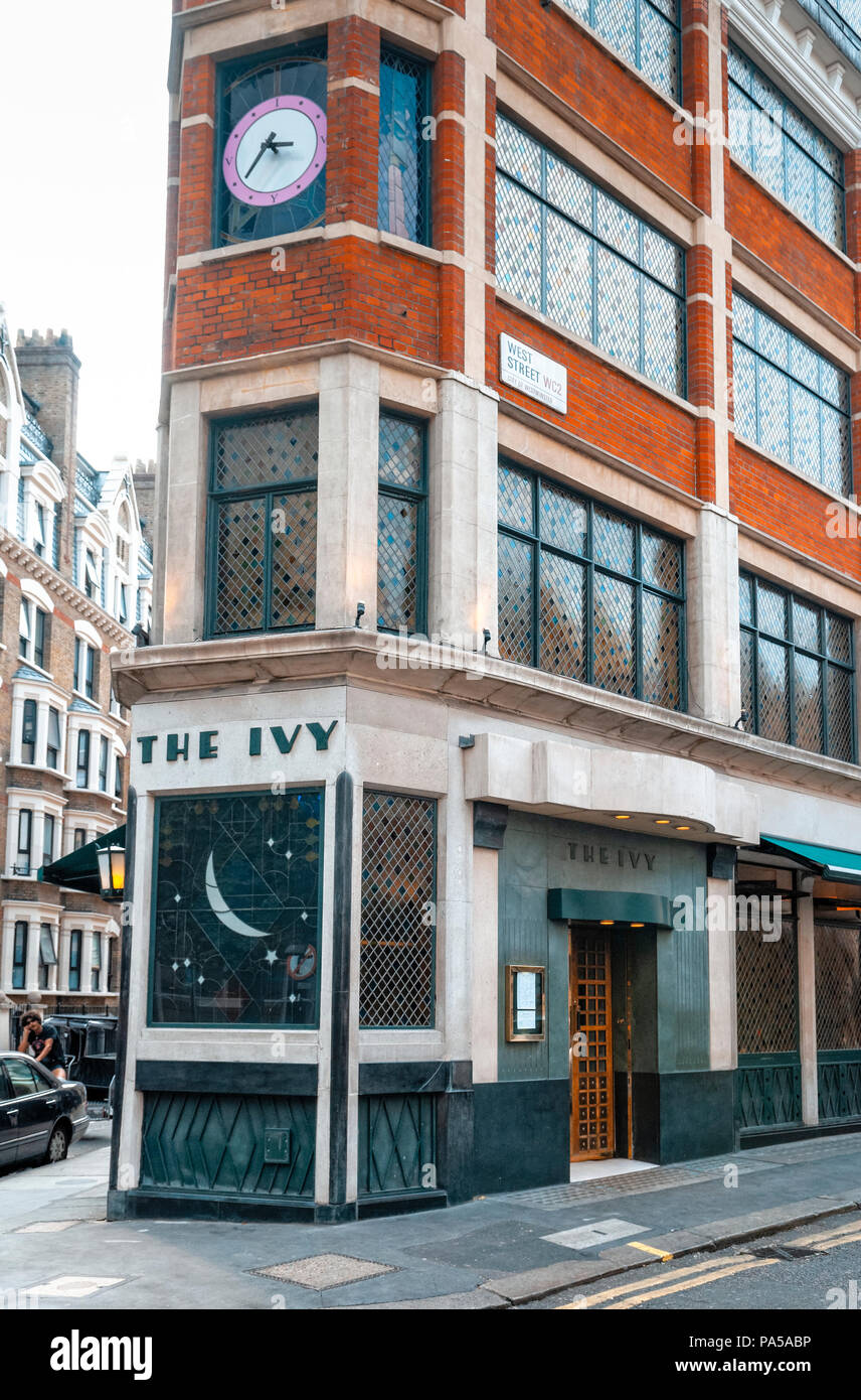 Die Ivy Restaurant, West Street, London, Großbritannien. Zuerst von Abel Giandellini 1917 als Cafe geöffnet. Ist jetzt ein sehr beliebter Treffpunkt für Berühmtheiten zu d Stockfoto