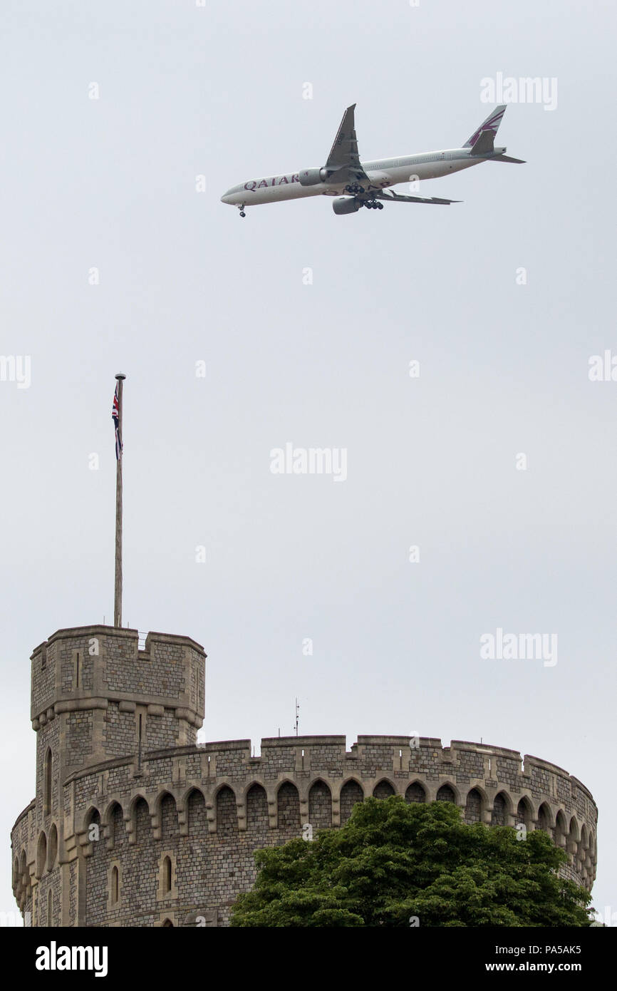 Windsor, Großbritannien. 20. Juli 2018. Ein Flugzeug fliegt über Schloss Windsor auf die letzte Annäherung zum Flughafen Heathrow. Stockfoto