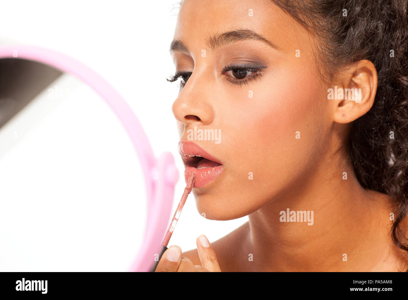 Junge schöne schwarze Frau angewandte Lippenstift Stockfoto