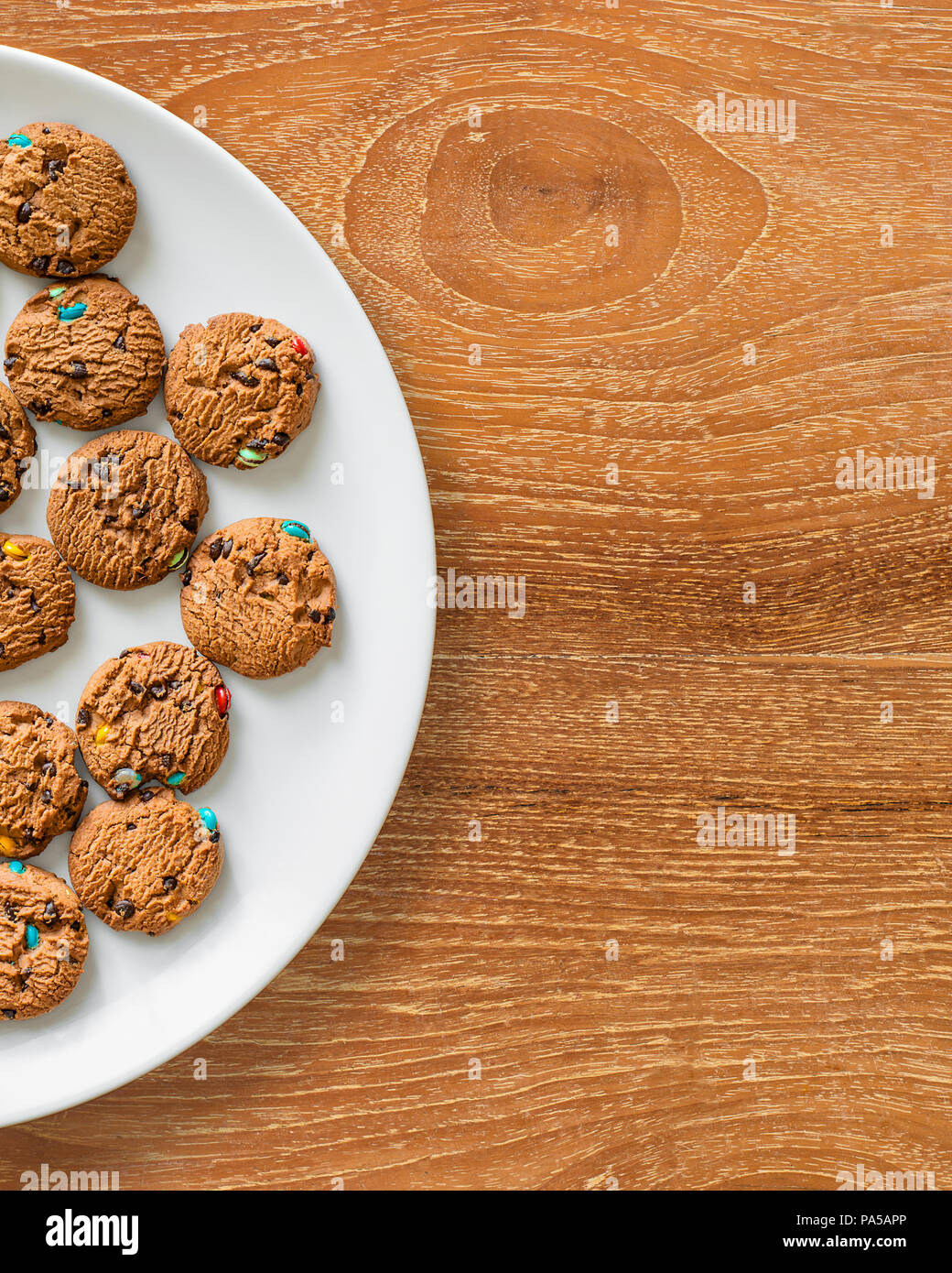 Flach Foto von Cookies auf weiße Platte. Stockfoto