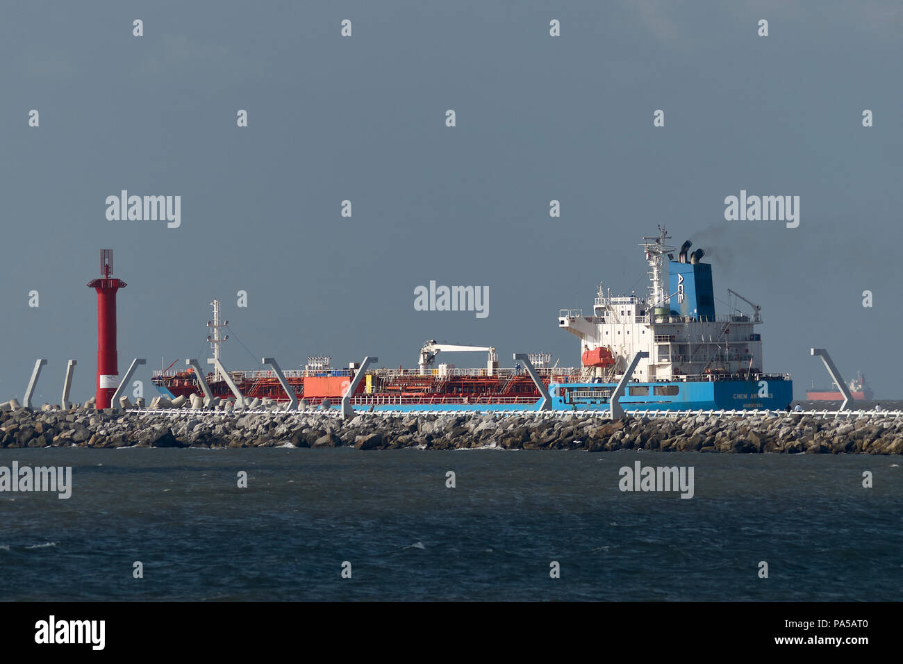 COATZACOALCOS, VER/MEXIKO - 18. JULI 2018: Chem Antares Chemie/Öl Tanker verlassen den Hafen von Veracruz. Ein Radio Beacon auf die wellenbrecher gezeigt Stockfoto