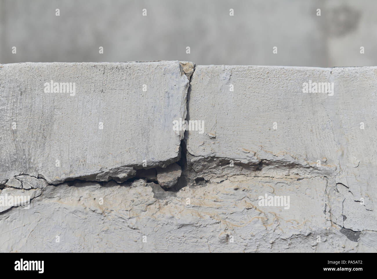 COATZACOALCOS, VER/MEXIKO - 18. JULI 2018: Detail der Rundum-schliekonkrete Block Wand, die Anzeichen von Rissbildung infolge seismischer Aktivität Stockfoto