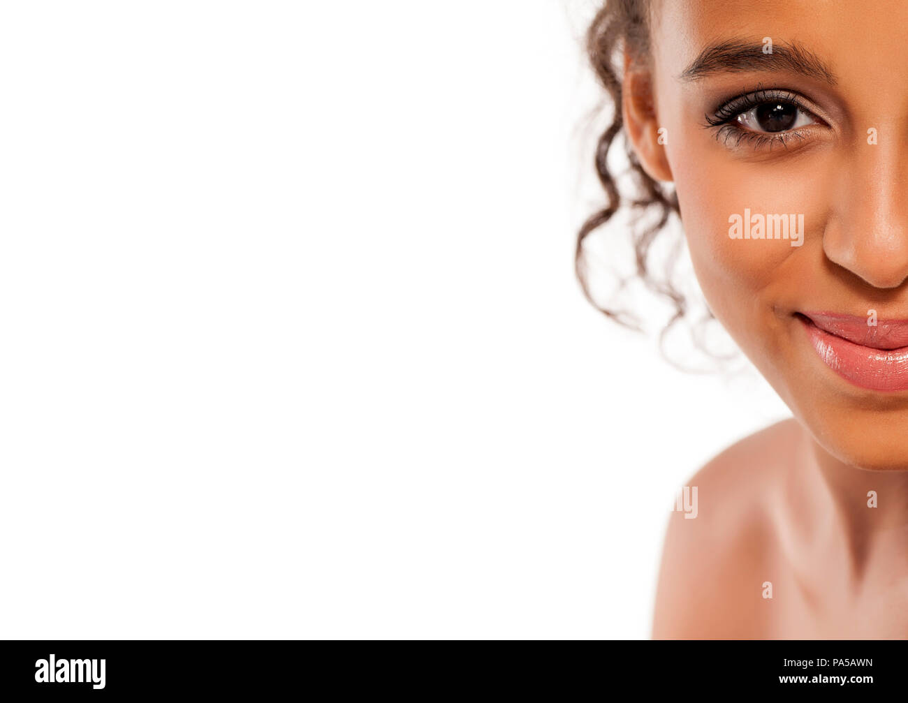 Die Hälfte Porträt der glückliche junge dunkelhäutige Frau auf weißem Hintergrund Stockfoto