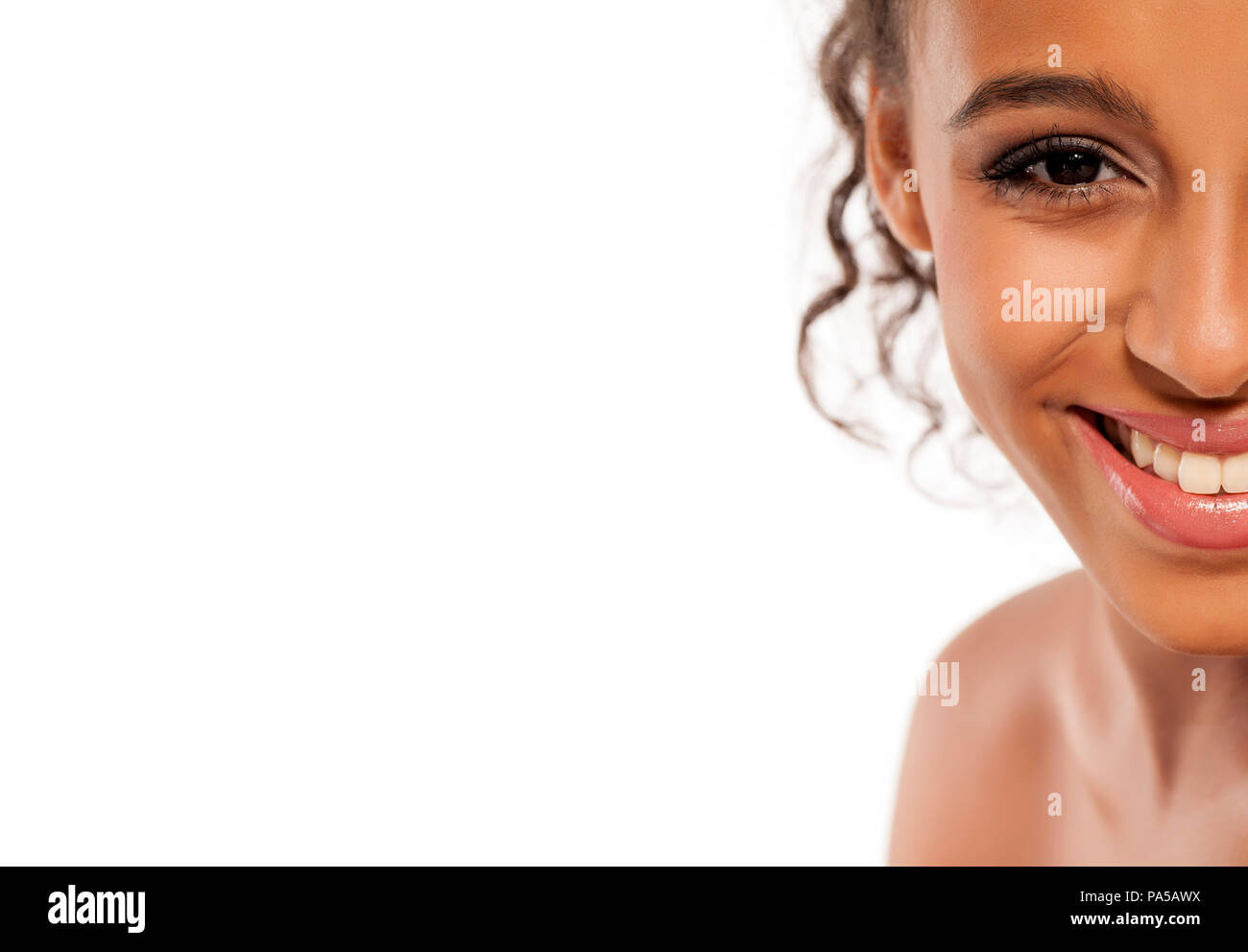 Die Hälfte Porträt der glückliche junge dunkelhäutige Frau auf weißem Hintergrund Stockfoto