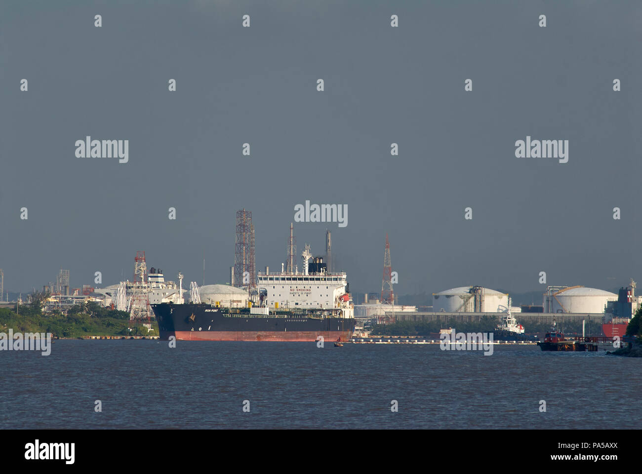 COATZACOALCOS, VER/MEXIKO - 18. JULI 2018: Bügeleisen Punkt Chemie und Öl Tankschiffe, Verlassen des Pajaritos Logistics Terminal Stockfoto