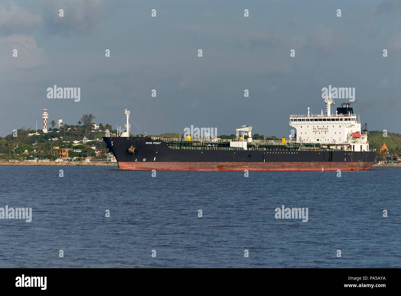 COATZACOALCOS, VER/MEXIKO - 18. JULI 2018: Bügeleisen Punkt Chemie und Öl Tankschiffe, Verlassen des Pajaritos Logistics Terminal Stockfoto