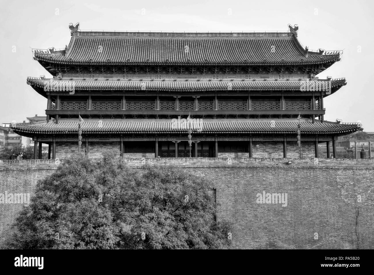 Die Stadtmauer in der Metropole Xi'an in der Provinz Shaanxi in China. Stockfoto