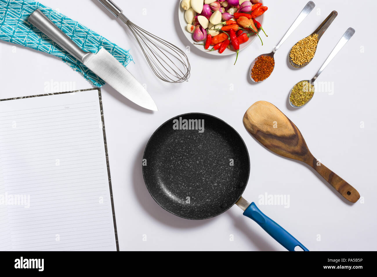 Layflat kochen Bild mit rohen Zutaten und Küchengeräte. Stockfoto