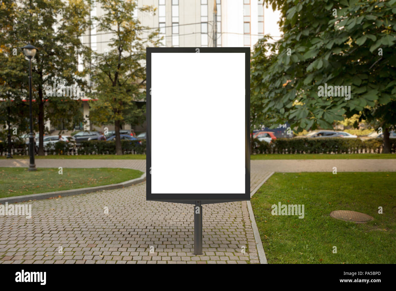 Leere Straße Plakat Plakat stand in städtischen Park. 3D-Darstellung. Stockfoto
