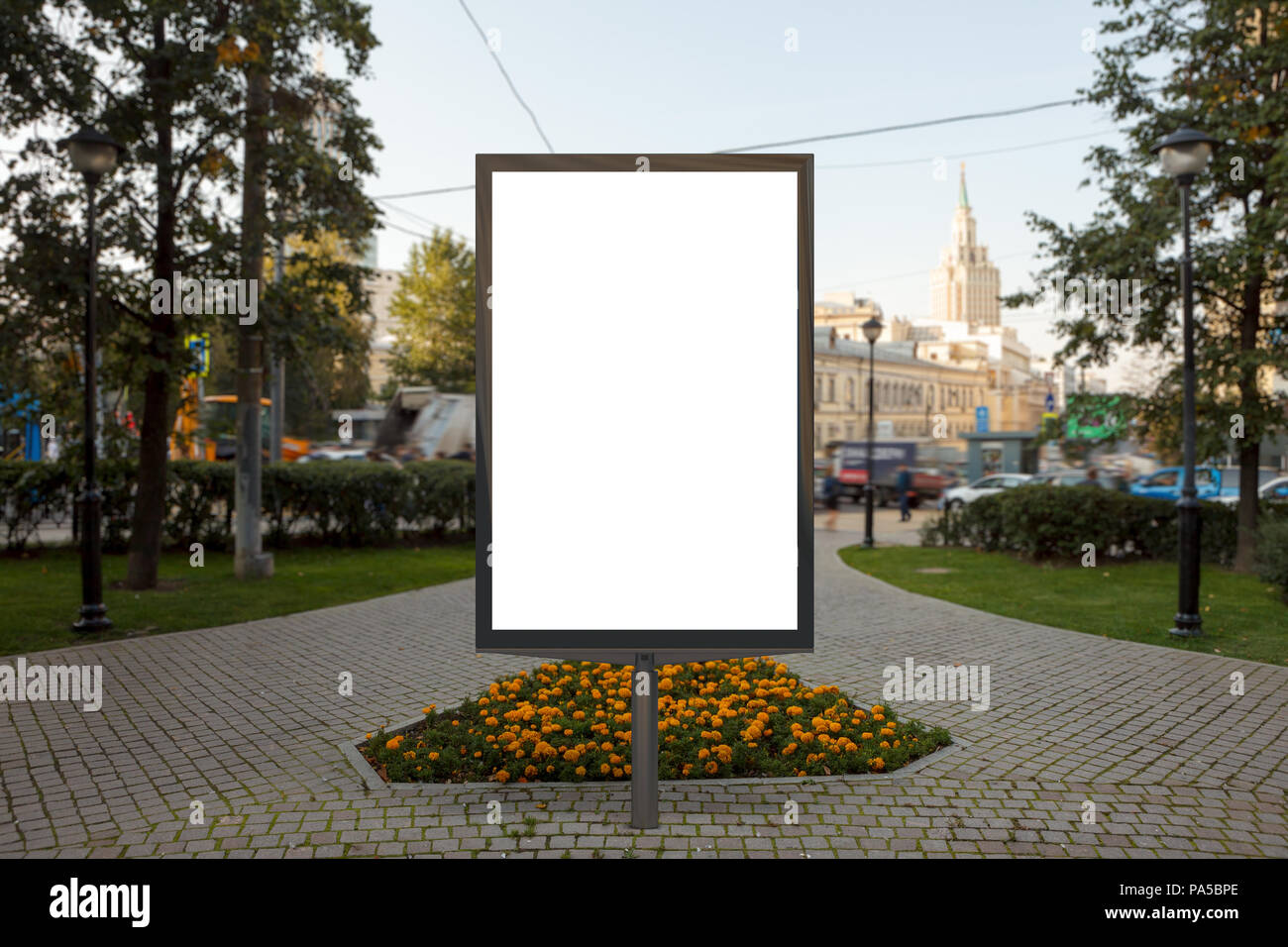 Leere Straße Plakat Plakat stand in städtischen Park. 3D-Darstellung. Stockfoto