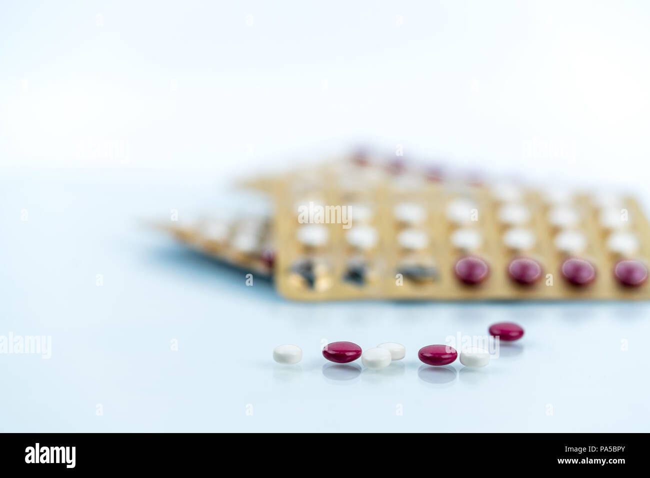 Orale Kontrazeptiva. Die antibabypille. Hormone für die Empfängnisverhütung. Die Familienplanung, die hormonelle Akne, frauenarzt Konzept. Eisprung auf Geburt cont Stockfoto