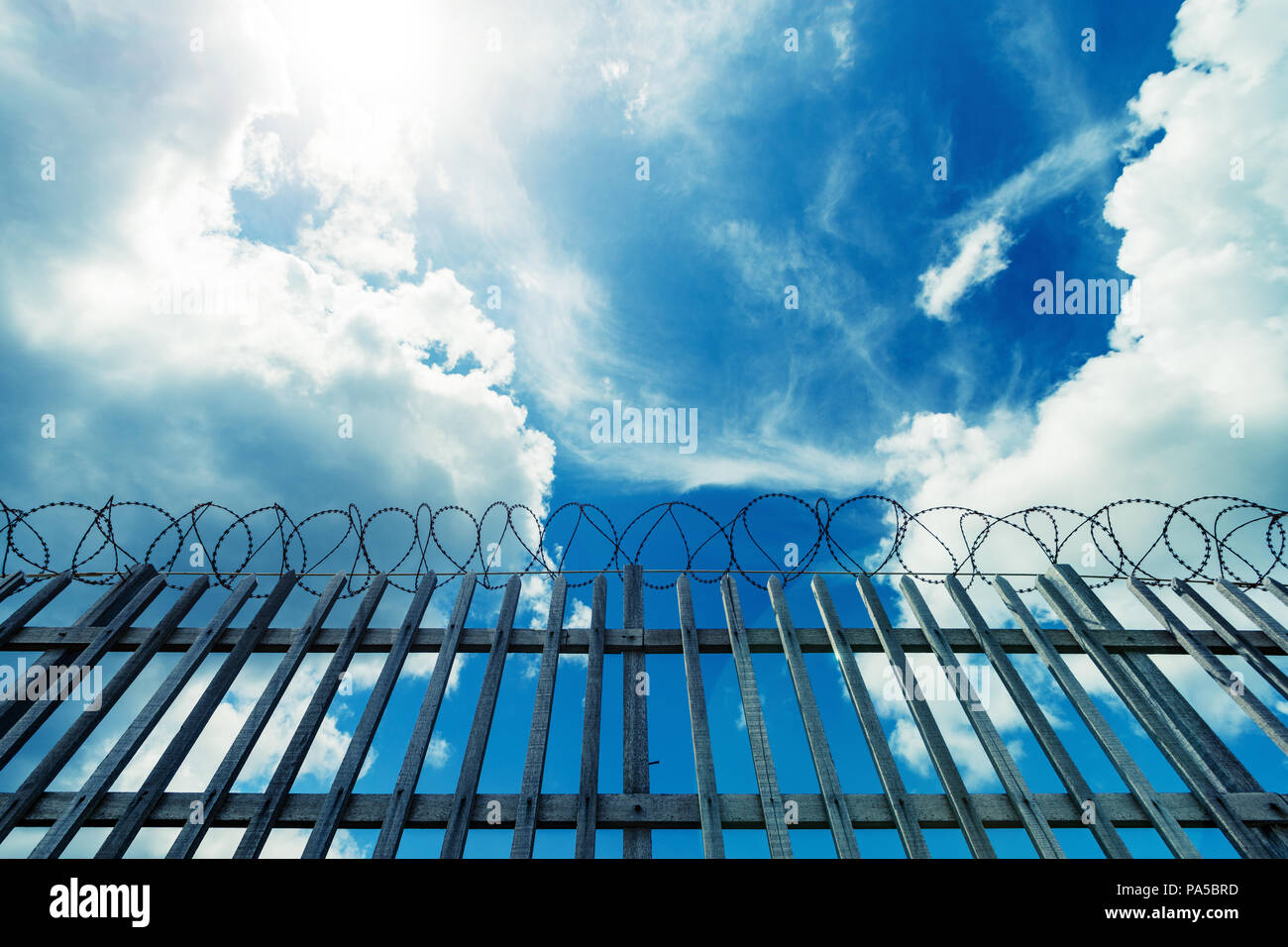 Stacheldraht zaun ein Gefängnis, Militär oder andere hohe Sicherheit. Stockfoto