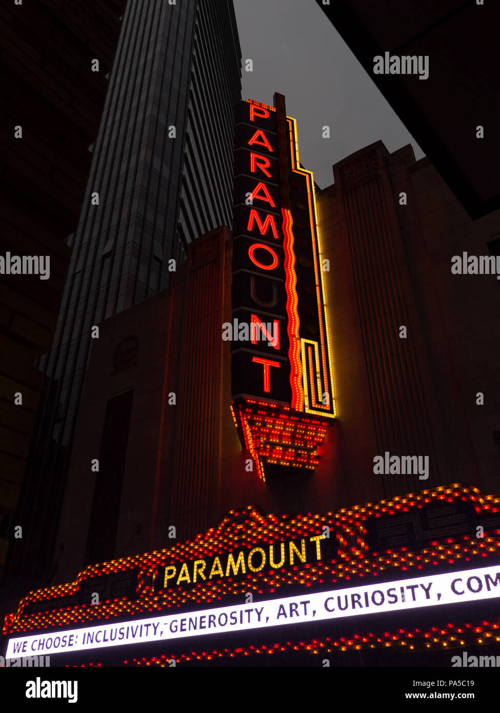 Vertikale Foto von alten, restaurierten Paramount Theater melden Sie sich in der Nacht in bunten Lichtern fehlt das 'U' in Paramount beleuchtet. Stockfoto