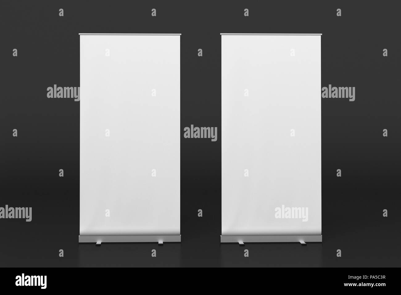 Zwei leere Roll Up Banner steht isoliert auf Schwarz. Beschneidungspfade gehören um Werbebanner. 3D-Darstellung Stockfoto