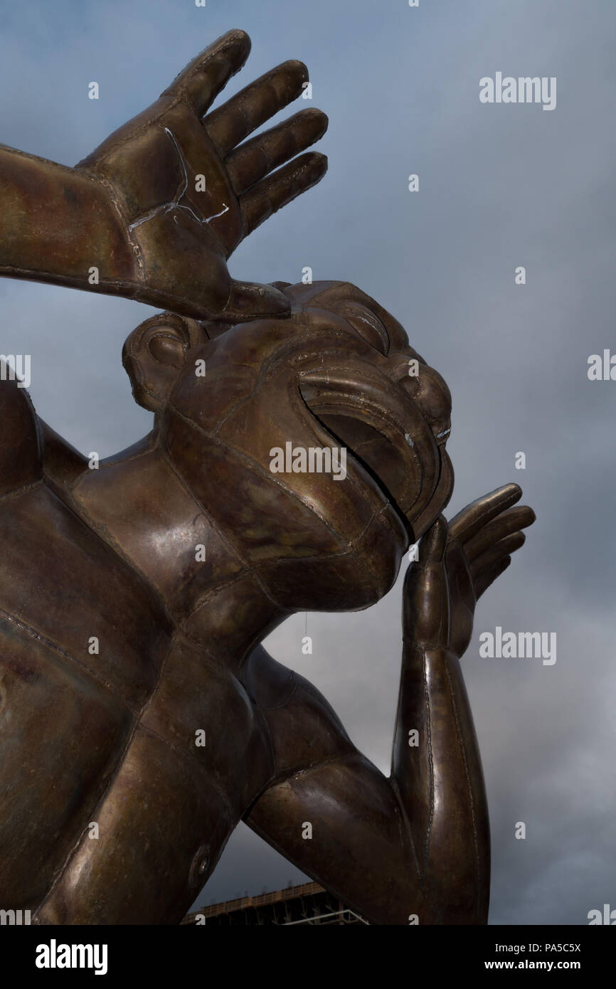 Vertikaler Lachen Statue in Vancouver, Kanada, Aufnahme bei Dämmerung mit Flash. Stockfoto
