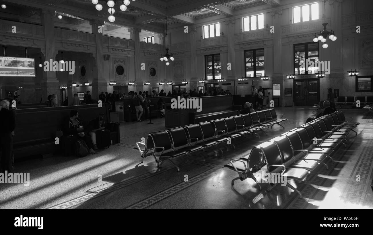 Schwarz-weiß Foto von Sun Streaming über Windows von Seattle Amtrak Station am frühen Morgen mit historischen Leuchten und lange Schatten. Stockfoto