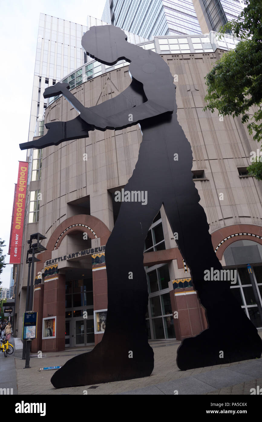 Sehr große schwarze Hämmern Mann Metall sich bewegende Skulptur des Menschen Heben und Senken ein Hammer vor dem Seattle Art Museum. Stockfoto
