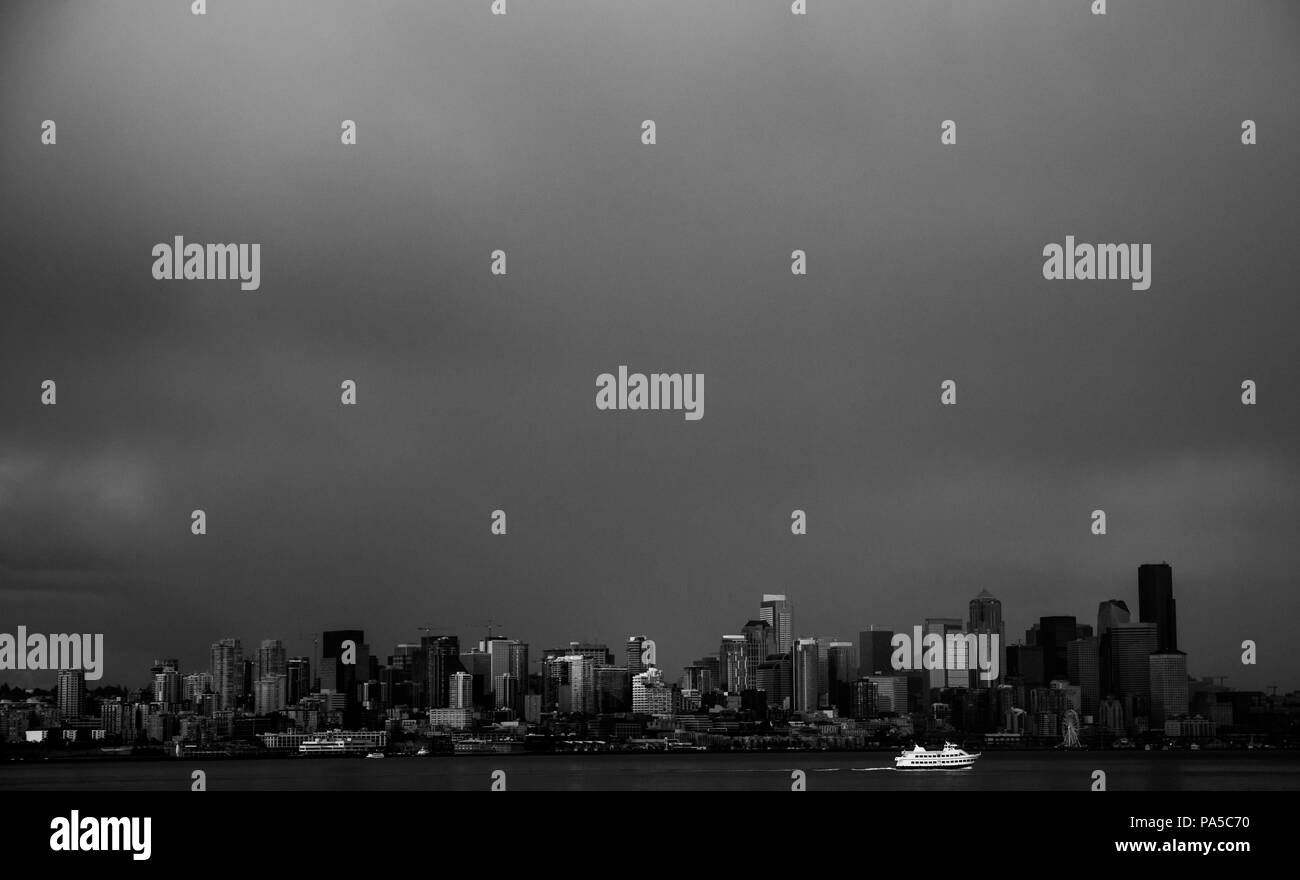 Schwarz-weiß Bild von Downtown Seattle von der Fähre als eine Dunkle, bedrohliche Sturm trifft die Stadt. Stockfoto