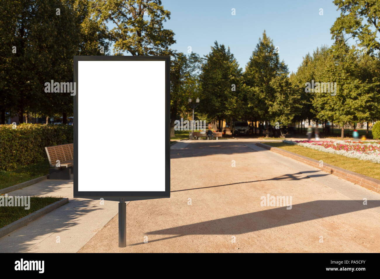 Leere Straße Plakat Plakat stand in städtischen Park. 3D-Darstellung. Stockfoto