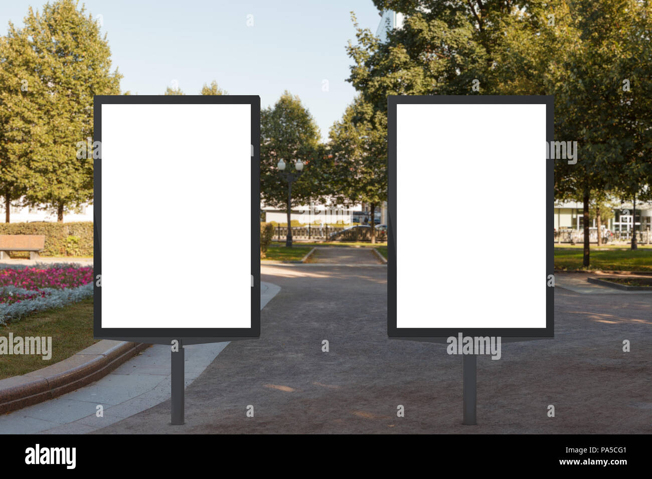 Zwei leere Straße Plakat Plakate in den städtischen Park. 3D-Darstellung. Stockfoto