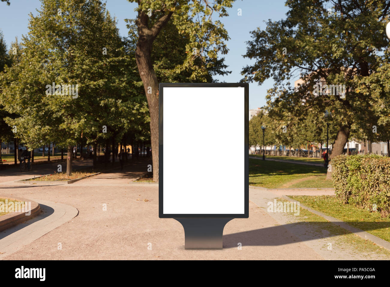 Leere Straße Plakat Plakat stand in städtischen Park. 3D-Darstellung. Stockfoto